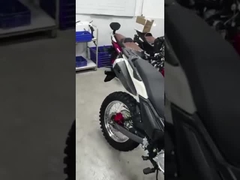 A aparência da bicicleta de rua é fotografada, mostrando seu charme de design incomparável