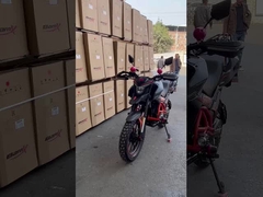 Motorista esportivo equipado com motor de refrigeração por água